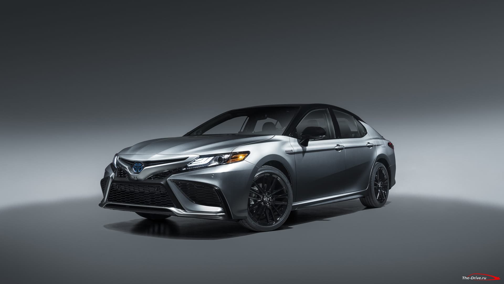 Toyota Camry 2021 года получит стильные и технические обновления во всей линейке