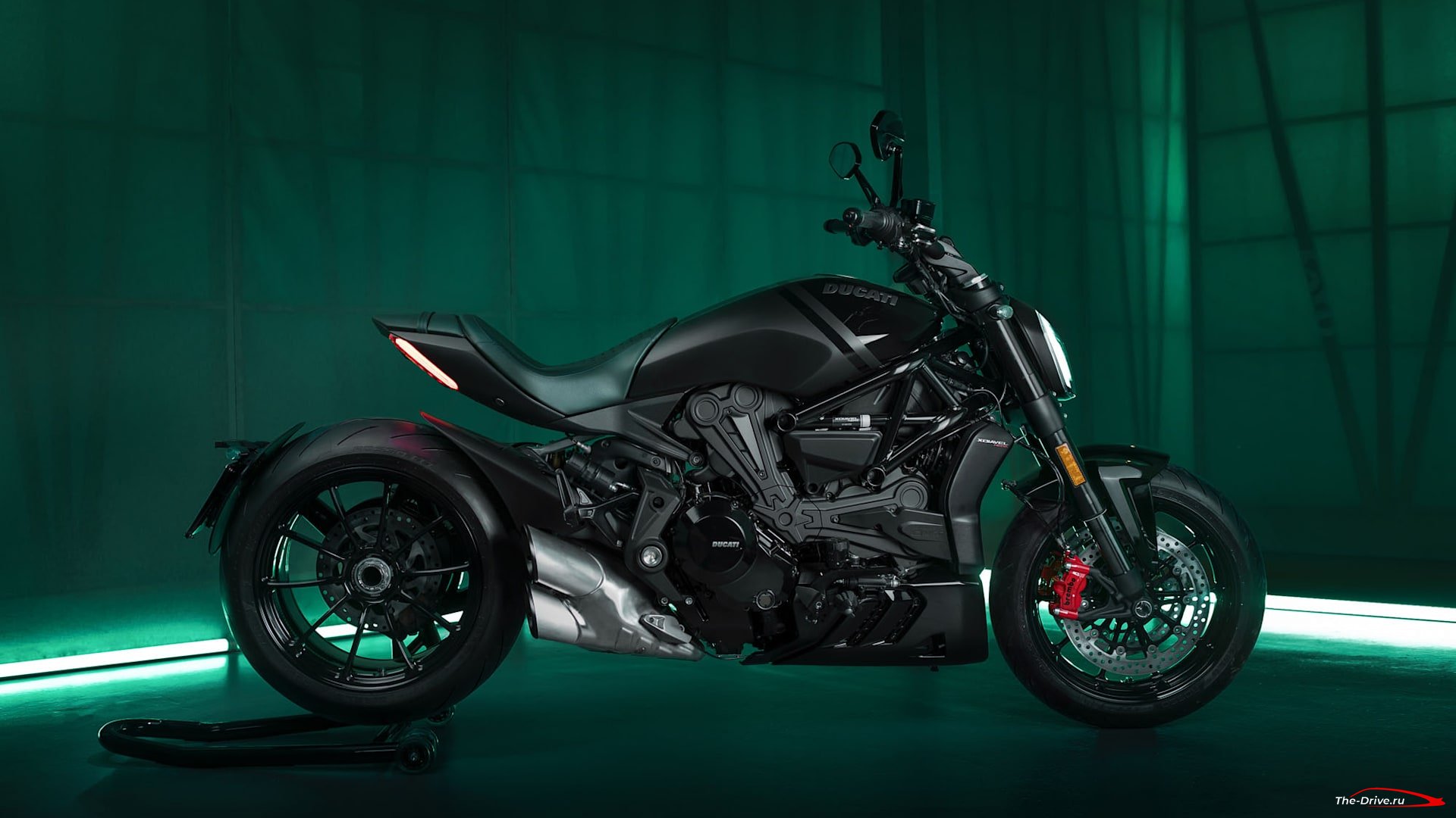 Ducati XDiavel Nera - мотоцикл, оборудованный как роскошный седан.